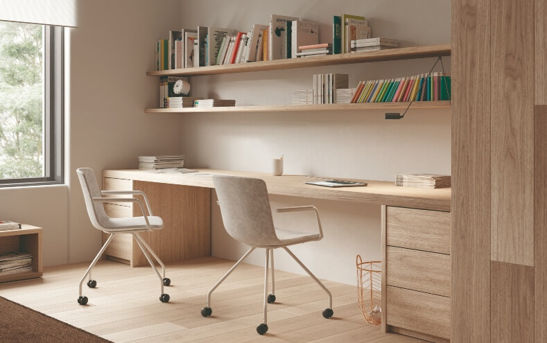 Convierte cualquier espacio de tu casa en tu nueva oficina. Elige un ambiente tranquilo y bien iluminado donde estar cómodo